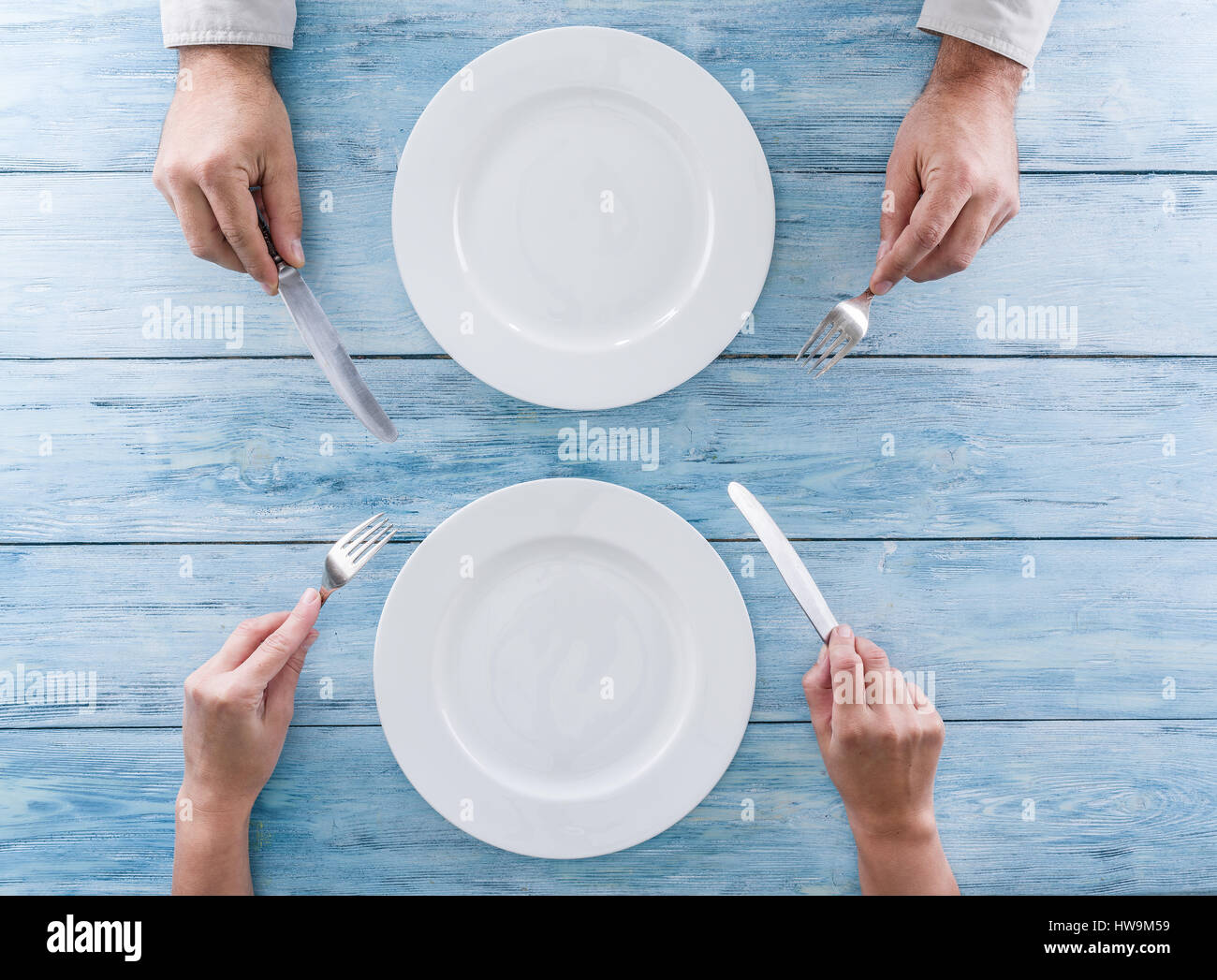 Лишняя тарелка на столе. Пустая тарелка. Руки вид сверху тарелка. Пустая тарелка на столе. Руки с тарелкой сверху.