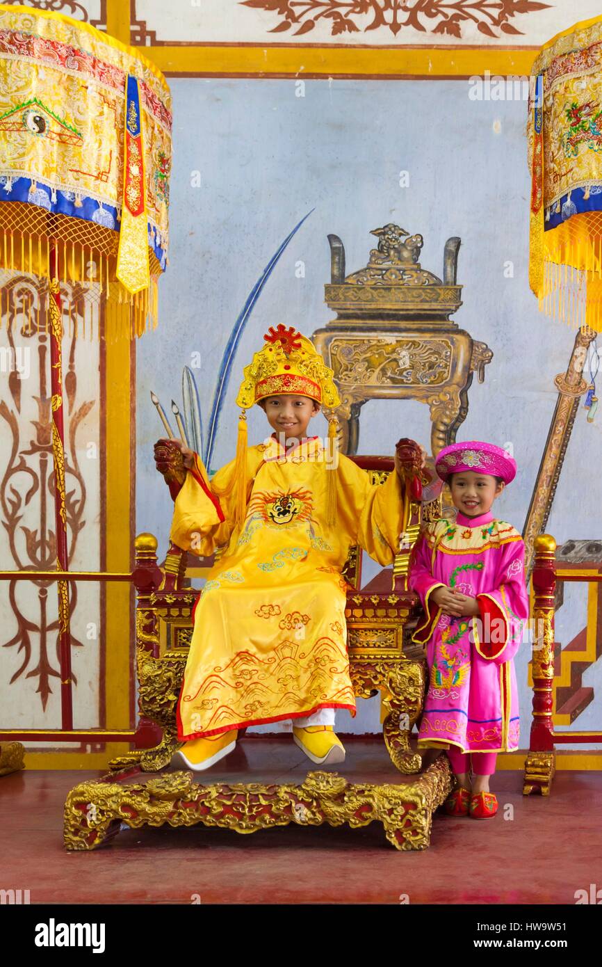 Vietnam, Hue, Hue Imperial City, Halls of the Mandarins, children