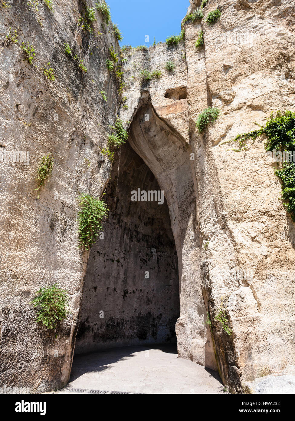 travel to Italy Orecchio di Dionisio (Ear of Dionysius) cave in
