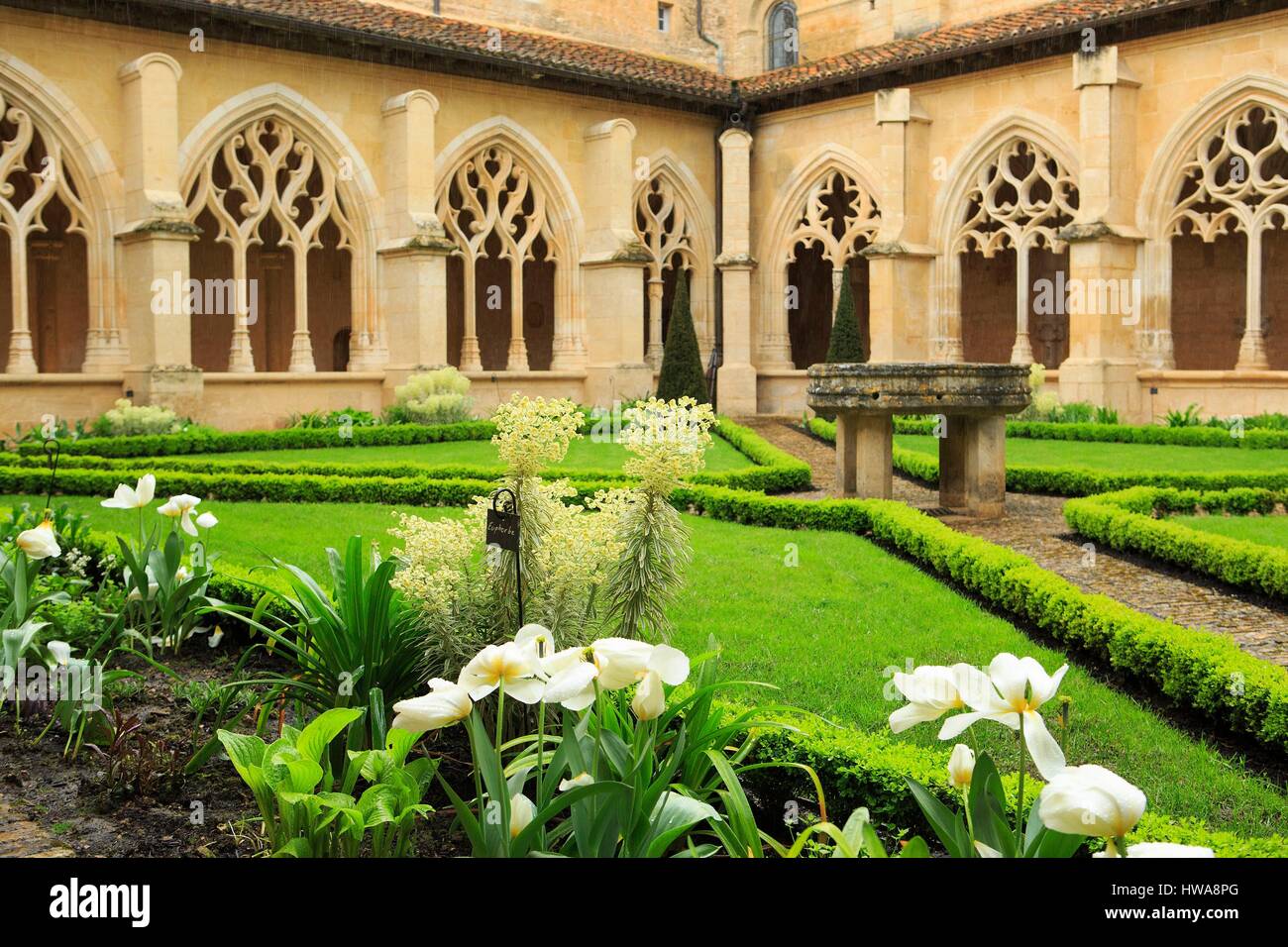 France, Dordogne, Perigord Noir, Le Buisson de Cadouin, the cloister of