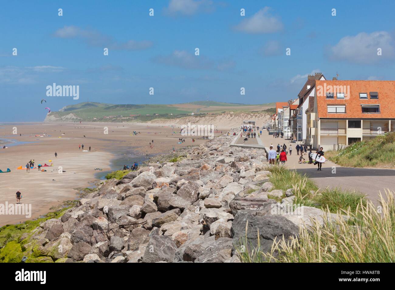 France, Pas de Calais, Wissant, kitesurfing and windsurfing with the Cape Blanc-Nez in the background Stock Photo