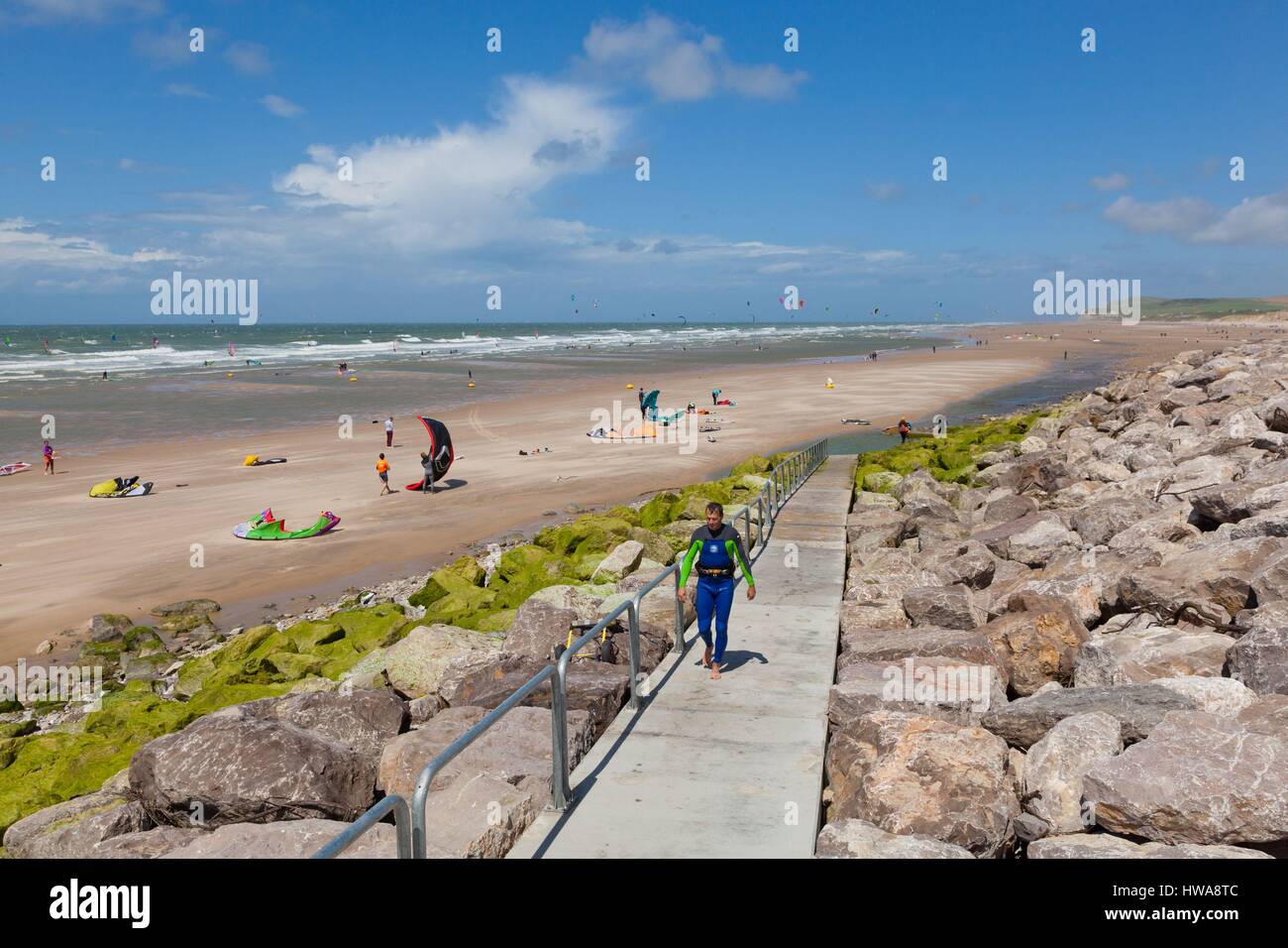 France, Pas de Calais, Wissant, kitesurfing and windsurfing with the Cape Blanc-Nez in the background Stock Photo