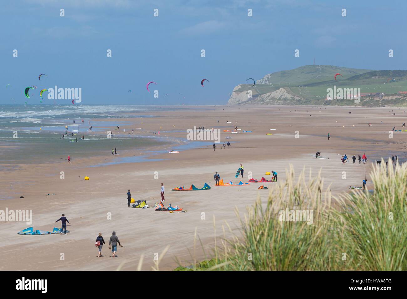 France, Pas de Calais, Wissant, kitesurfing and windsurfing with the Cape Blanc-Nez in the background Stock Photo