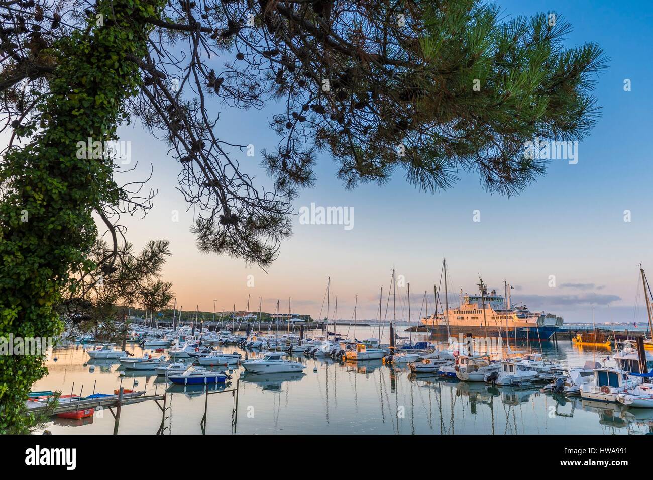 France, Gironde, Le Verdon sur Mer, little fishing harbour and marina of  Port-Bloc at Pointe de Grave Stock Photo - Alamy