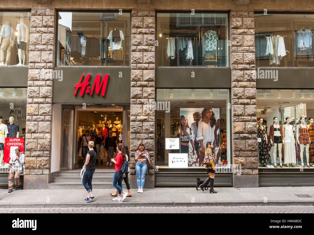 Italy, Tuscany, Florence, historical centre listed as World Heritage by  UNESCO, showcase H & M store Stock Photo - Alamy