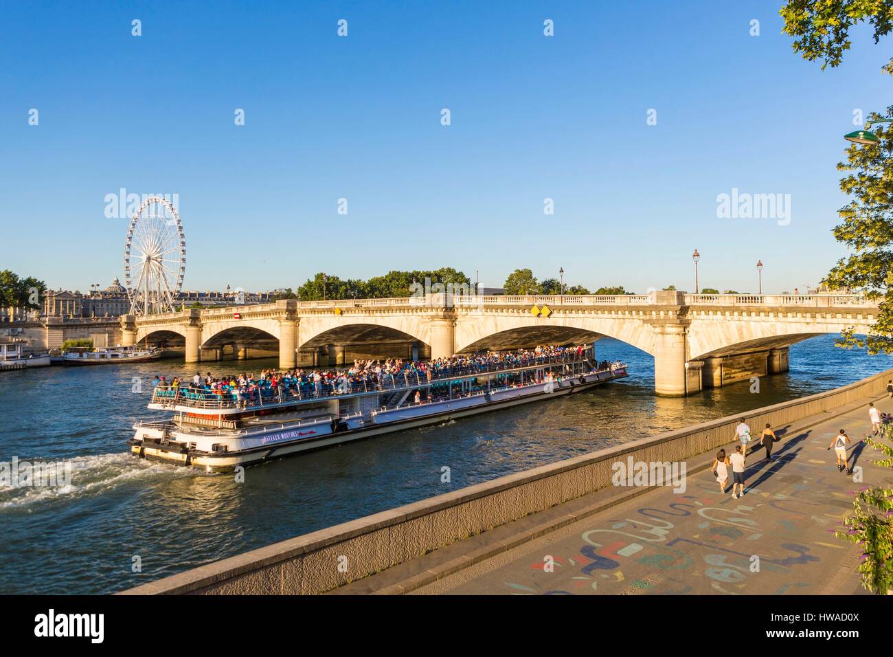 France, Paris, area listed as World Heritage by UNESCO, the New Berges and river boat passing under the Pont de la Concorde and the Big Wheel (Place d Stock Photo