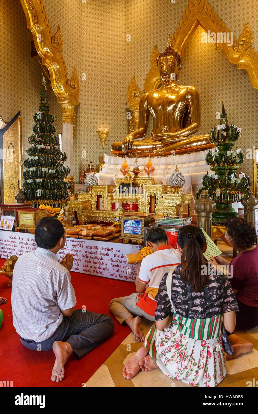 Thailand, Bangkok province, Bangkok, Wat Traimit, people praying before the golden Buddha Stock Photo
