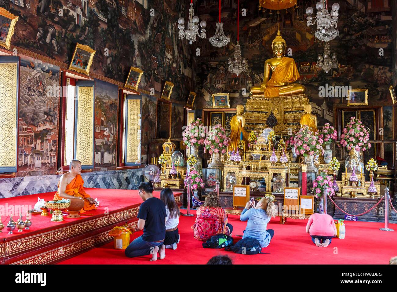 Thailand, Bangkok province, Bangkok, Wat Arun, people praying inside Phra Viharn Stock Photo