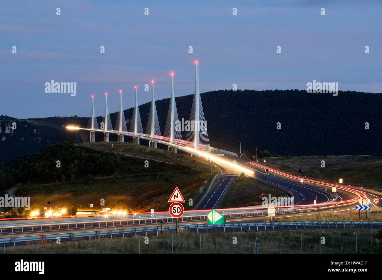 millau-viaduct-night
