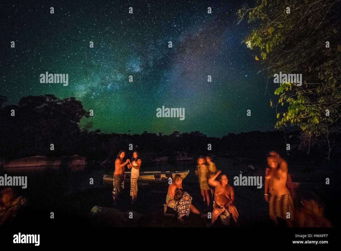 France, Guiana, Guiana Amazonian Park, Camopi, Family indian Teko gone for a bivouac on the Camopi river for traditional fishing to nivrée Stock Photo