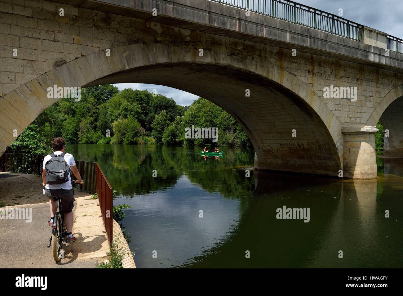 France, Dordogne, Perigord Blanc, Neuvic, the Greenway cycle route (Veloroute Voie verte) along the river Isle, passing under the bridge to the Vaurei Stock Photo