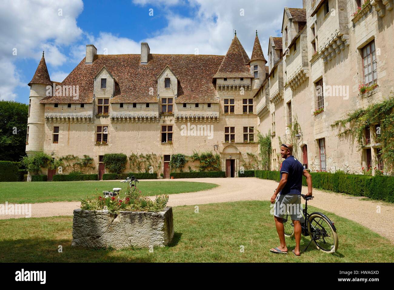 France, Dordogne, Perigord Blanc, Neuvic, Neuvic castle along the river Isle that follows the Greenway cycle route (Veloroute Voie verte) Stock Photo