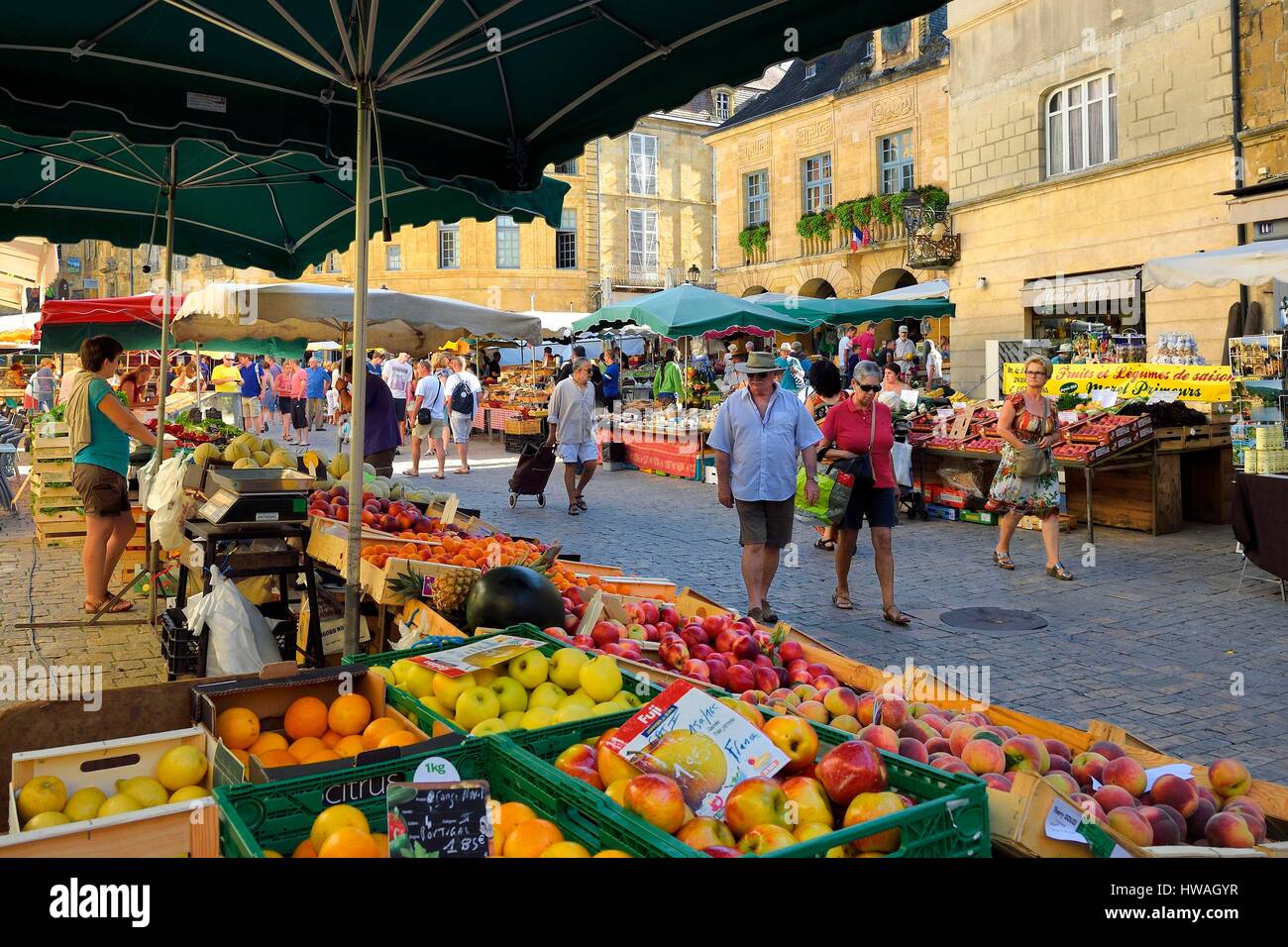 France, Dordogne, Perigord Noir, Dordogne valley, Sarlat la Caneda, market day on Place de la Liberté (Liberty square) Stock Photo