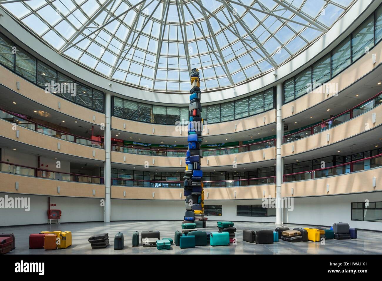 Tower of luggage sculpture hi-res stock photography and images - Alamy