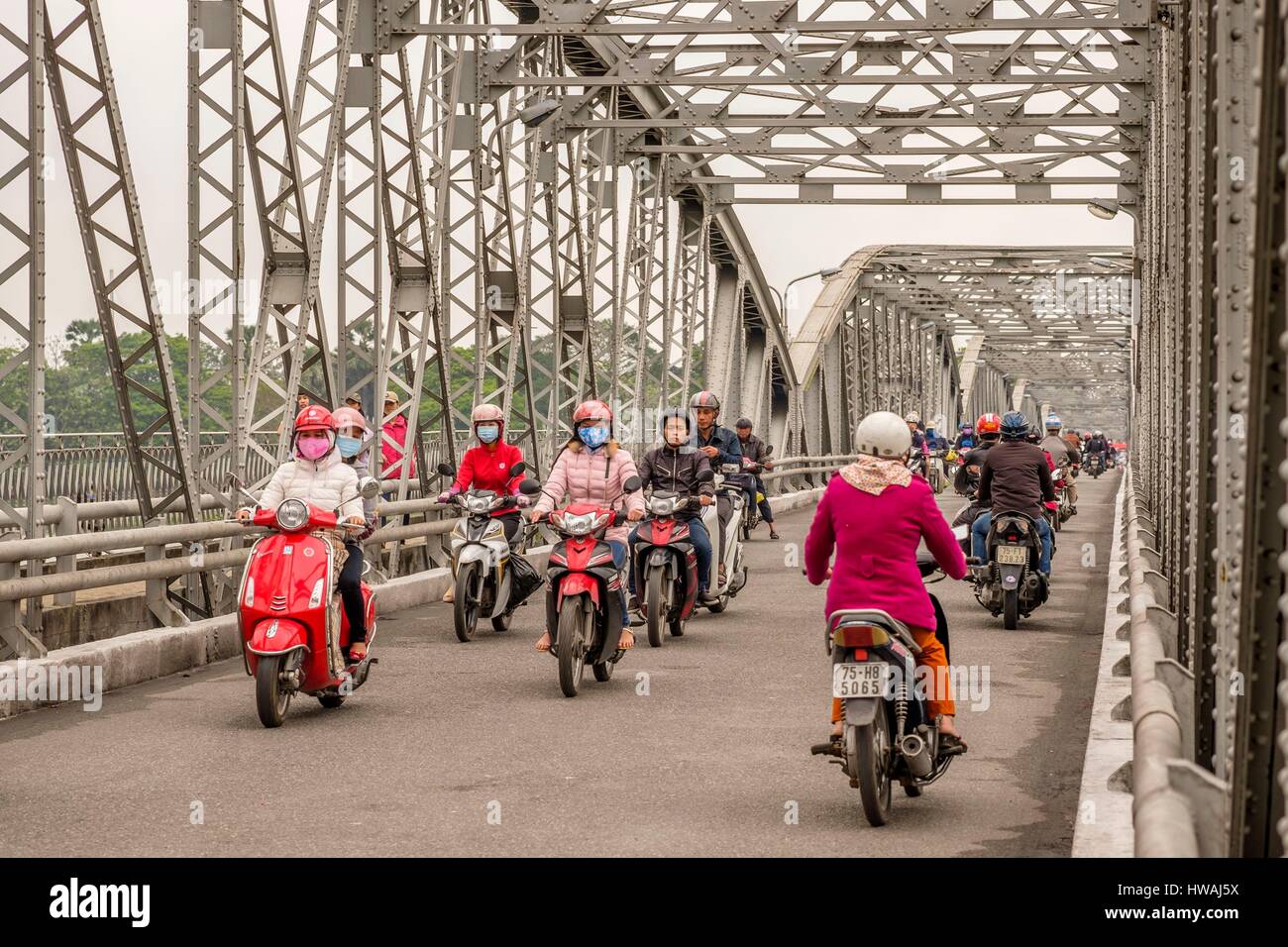 Vietnam, North Central Coast region, Thua Thien-Hue province, Hue, traffic on Trang Tien bridge (former Clemenceau Bridge) Stock Photo