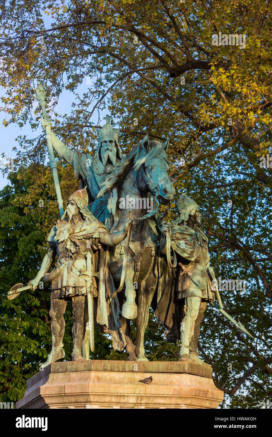 Statue of charlemagne hi-res stock photography and images - Alamy