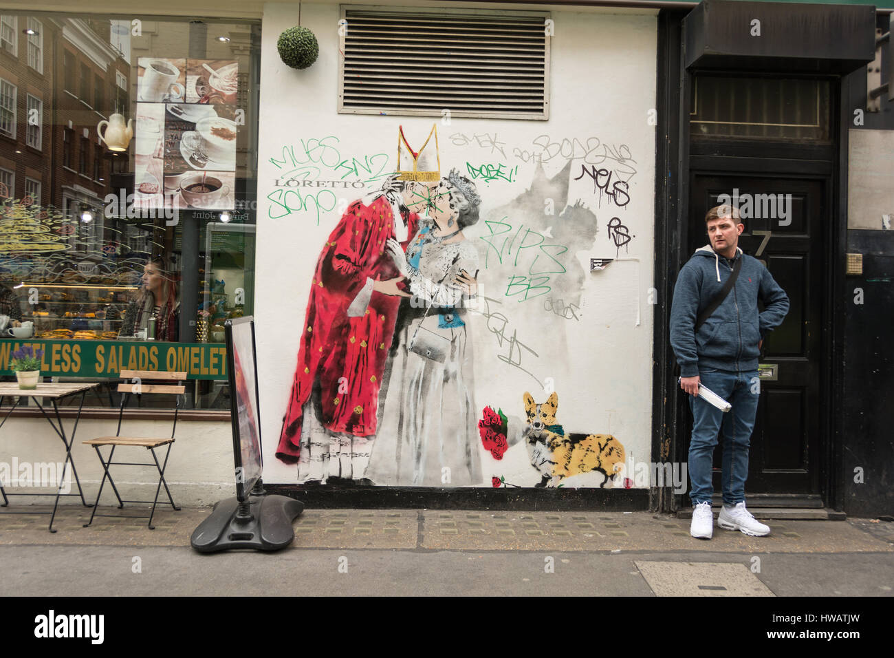 The Pope and Queen Elizabeth kissing on Arblay Street, Soho, London - by the street artist Lôrettô Stock Photo