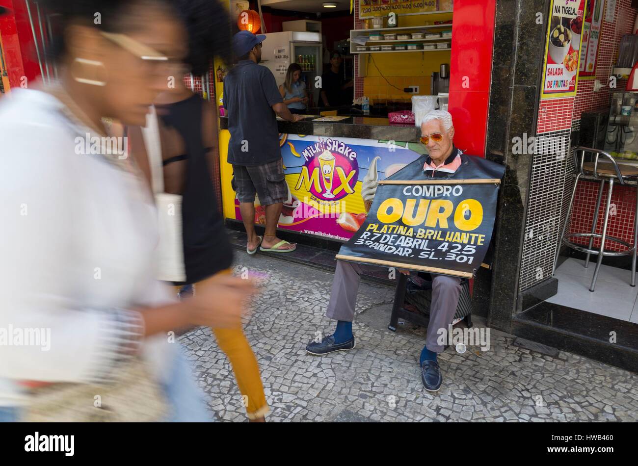 Brazil, Sao Paulo state, Sao Paulo, gold broker taking a nap in a pedestrian street Stock Photo