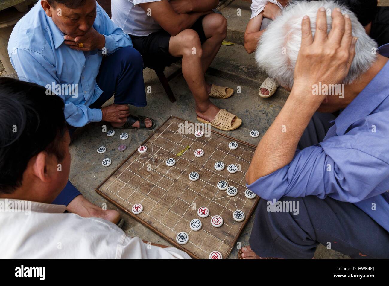 Dois Homens, Na Rua Em Hanói, Vietnã, Jogar Xiangqi, Popular Na Ásia Jogo  De Tabuleiro, Também Conhecido Como Xadrez Chinês. Foto Royalty Free,  Gravuras, Imagens e Banco de fotografias. Image 114892616