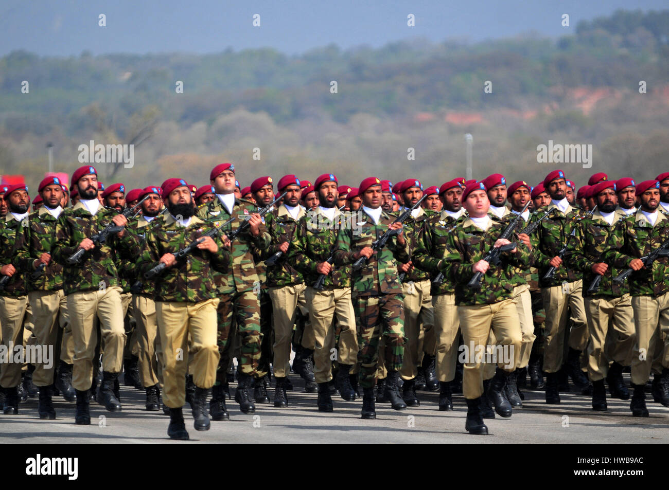 Islamabad. 19th Mar, 2017. Pakistani troops from the Special Services Group (SSG) march during a rehearsal for the military parade of Pakistan's National Day in Islamabad, capital of Pakistan on March 19, 2017. Pakistan will celebrate the National Day on March 23. Credit: Ahmad Kamal/Xinhua/Alamy Live News Stock Photo