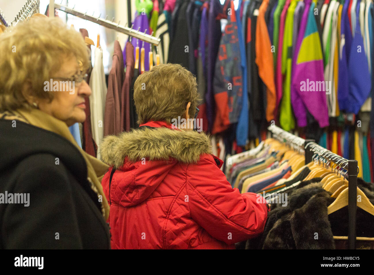 Customers browsing Items for sale at Cardiff’s Vintage Fair at Cardiff City Hall, South Wales. 19.03.17 @LouLousVintageFair Stock Photo