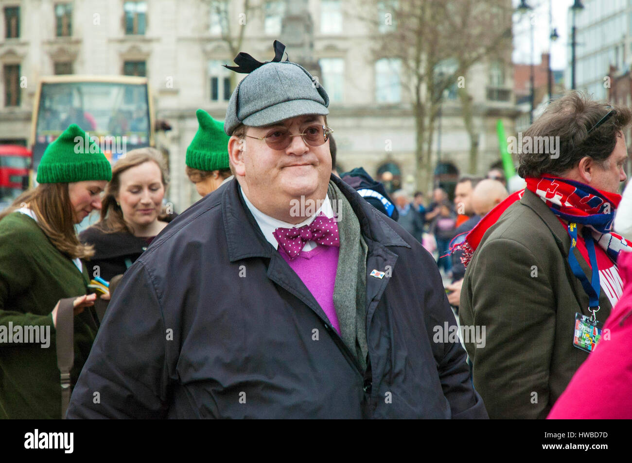 London, UK. 19th March, 2017. Spectators attend the annual St Patricks day parade. Credit: JOHNNY ARMSTEAD/Alamy Live News Stock Photo