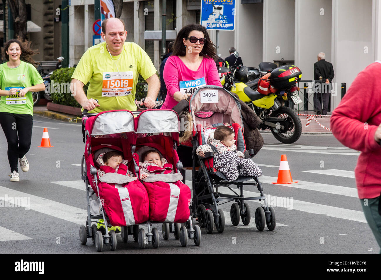 https://c8.alamy.com/comp/HWBEY8/a-man-runs-with-his-twins-babies-during-the-3km-race-in-a-festive-HWBEY8.jpg
