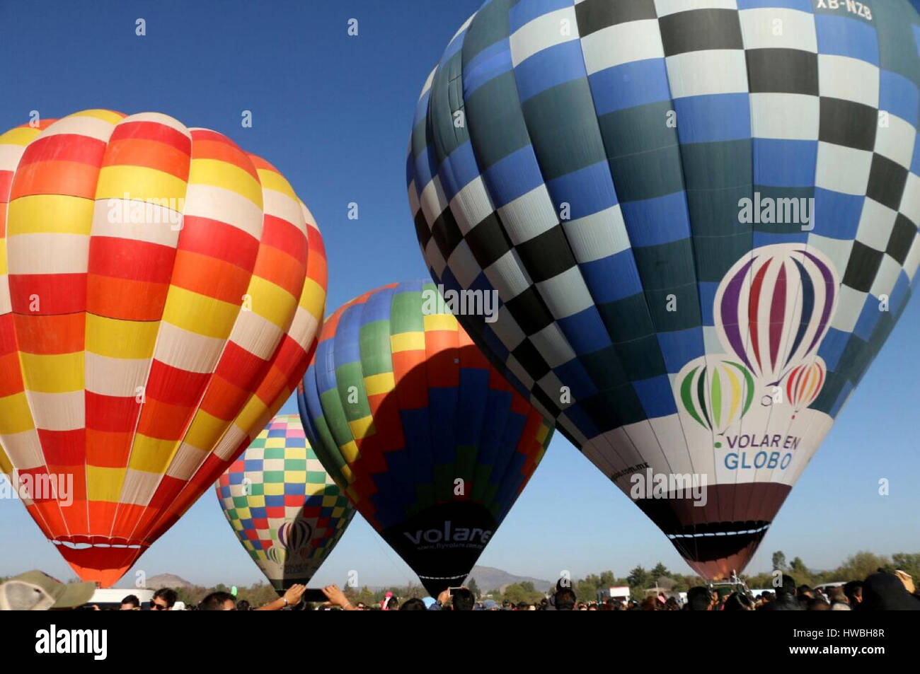 Teotihuacan, Mexico. 19th March, 2017. Hot air balloons are prepared for flight during the National Meeting of Hot Air Balloons in Teotihuacan, State of Mexico, Mexico, on March 19, 2017. Credit: Xinhua/Alamy Live News Stock Photo