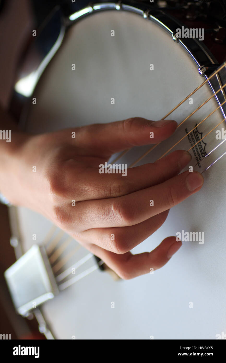Hand of banjo player picking strings on banjo Stock Photo Alamy