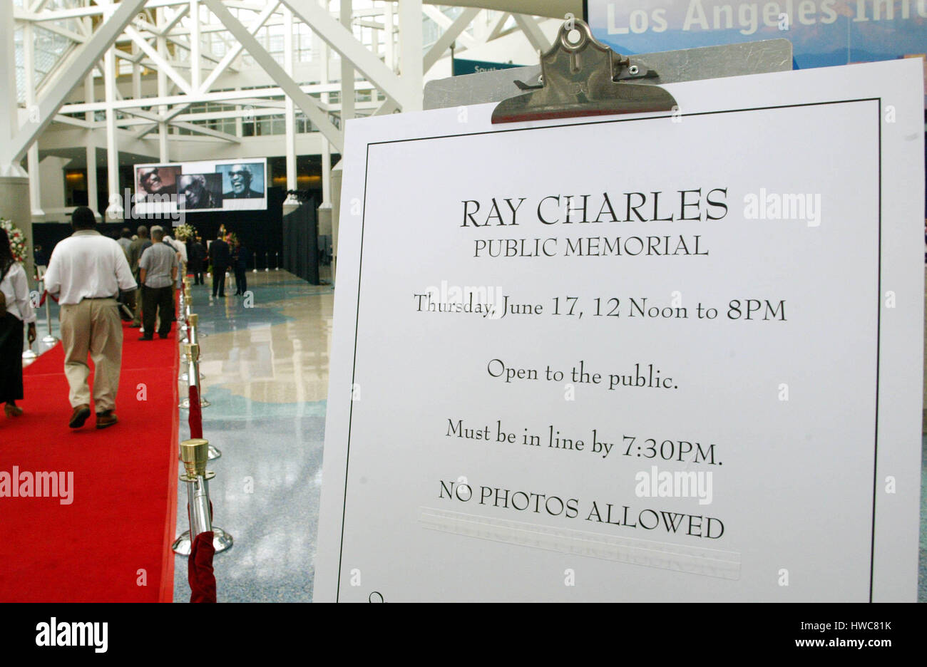 Mourners line-up to view the casket of singer Ray Charles at the Los  Angeles Conventioin Center in Los Angeles, California on June 17, 2004.  Photo credit: Francis Specker Stock Photo - Alamy