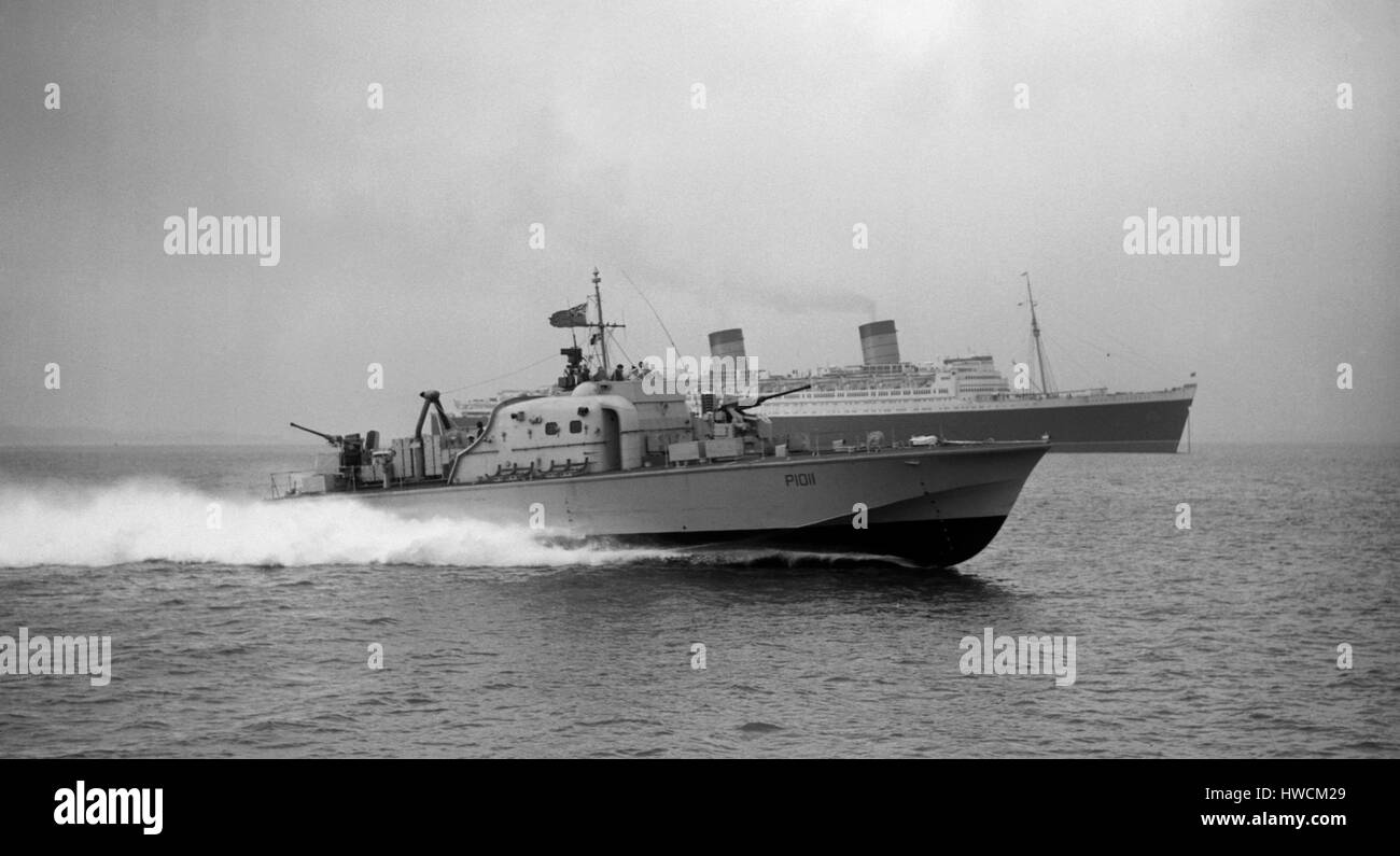 AJAX NEWS & FEATURE SERVICE. 27TH COTOBER, 1958. SOLENT, ENGLAND. - FAST PATROL BOAT TRIALS - VOSPER DESIGNED AND BUILT FPB PFIEL (P1011) ON HIGH SPEED TRIALS, SEEN HERE PASSING THE CUNARD LINER QUEEN ELIZABETH.  PHOTO:AJAX NEWS & FEATURE SERVICE/VT COLLECTION REF:VT2881 Stock Photo