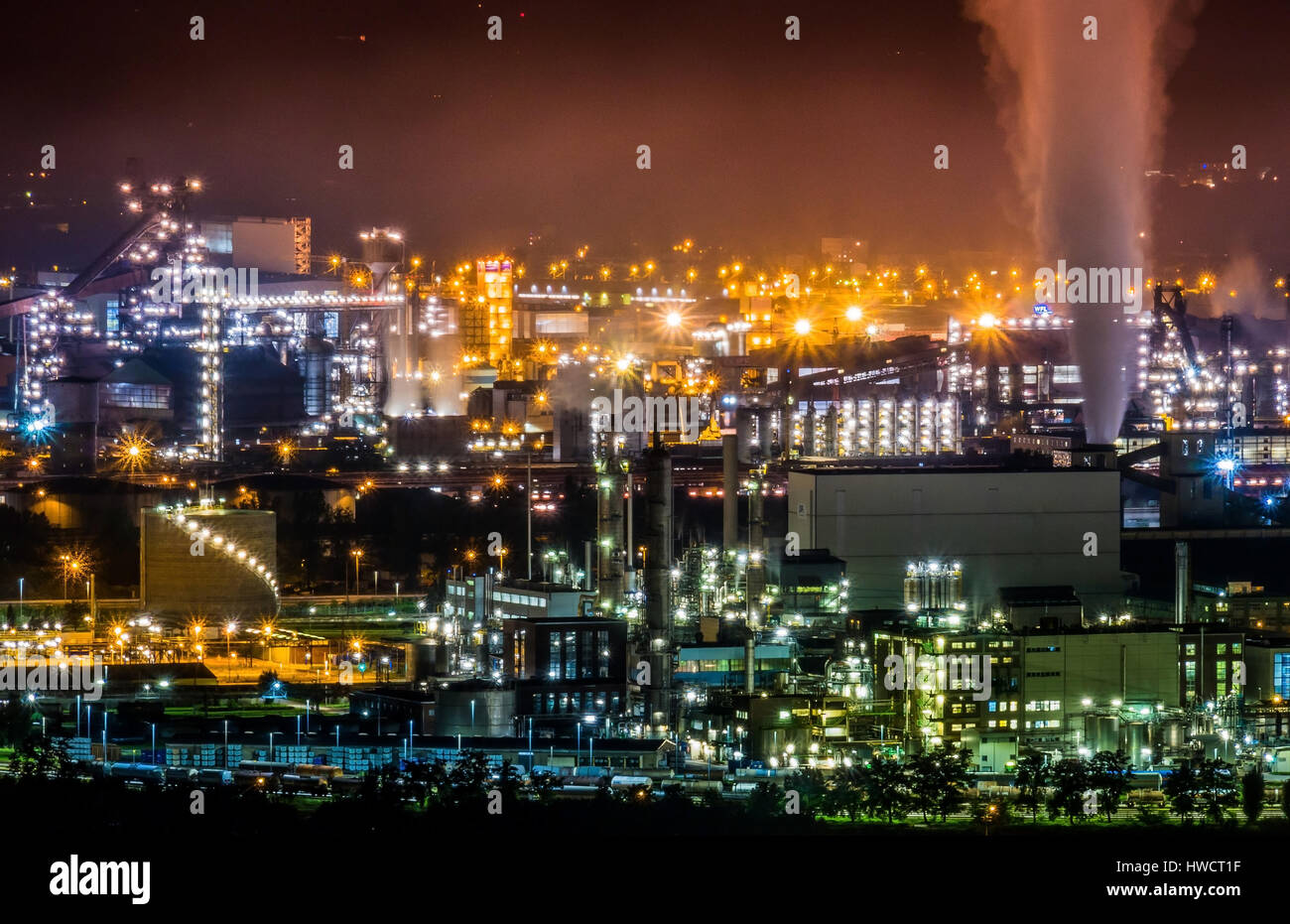 Austria, Linz, industrial area at night., Österreich, Industriegelände bei Nacht. Stock Photo