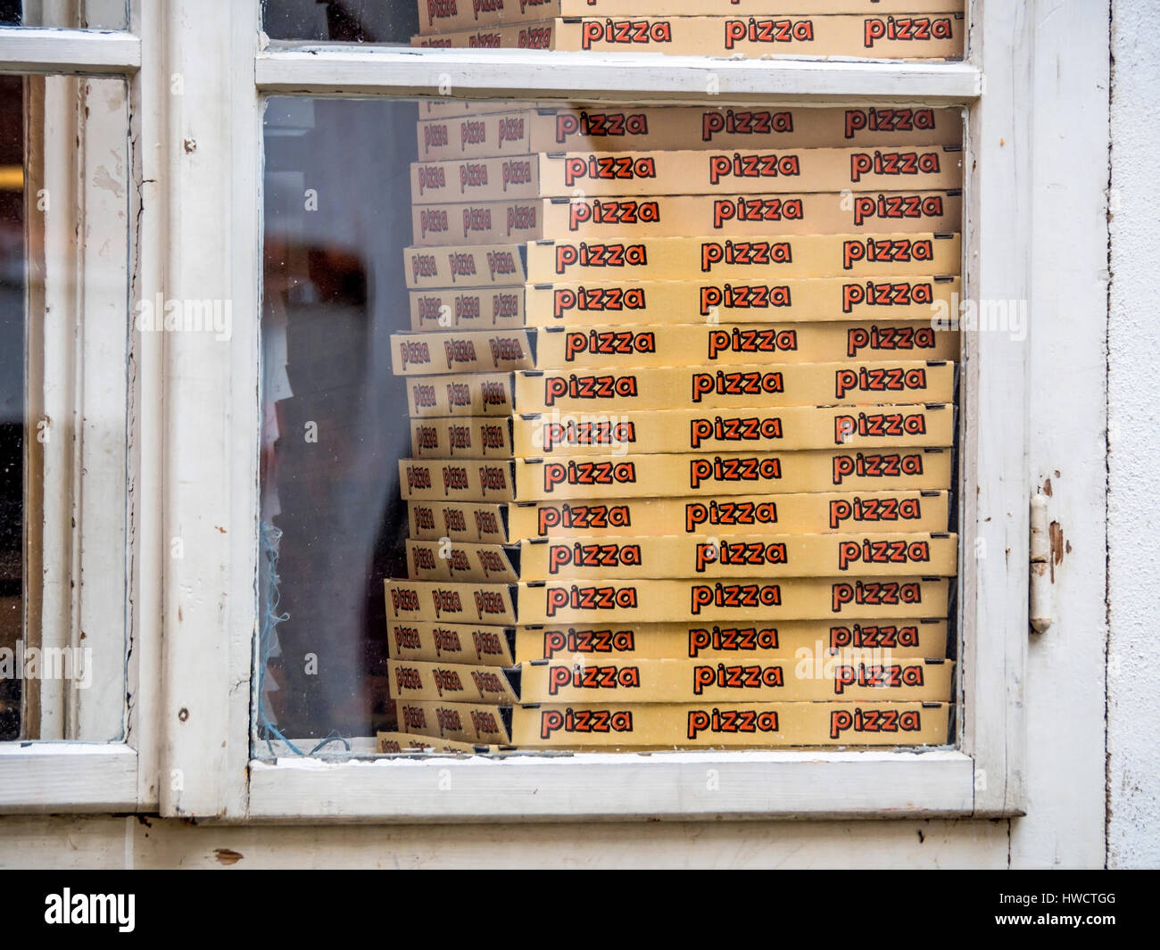 In a pizzeria boxes wait for pizza for her delivery., In einer Pizzeria warten Schachteln für Pizza auf ihre Auslieferung. Stock Photo