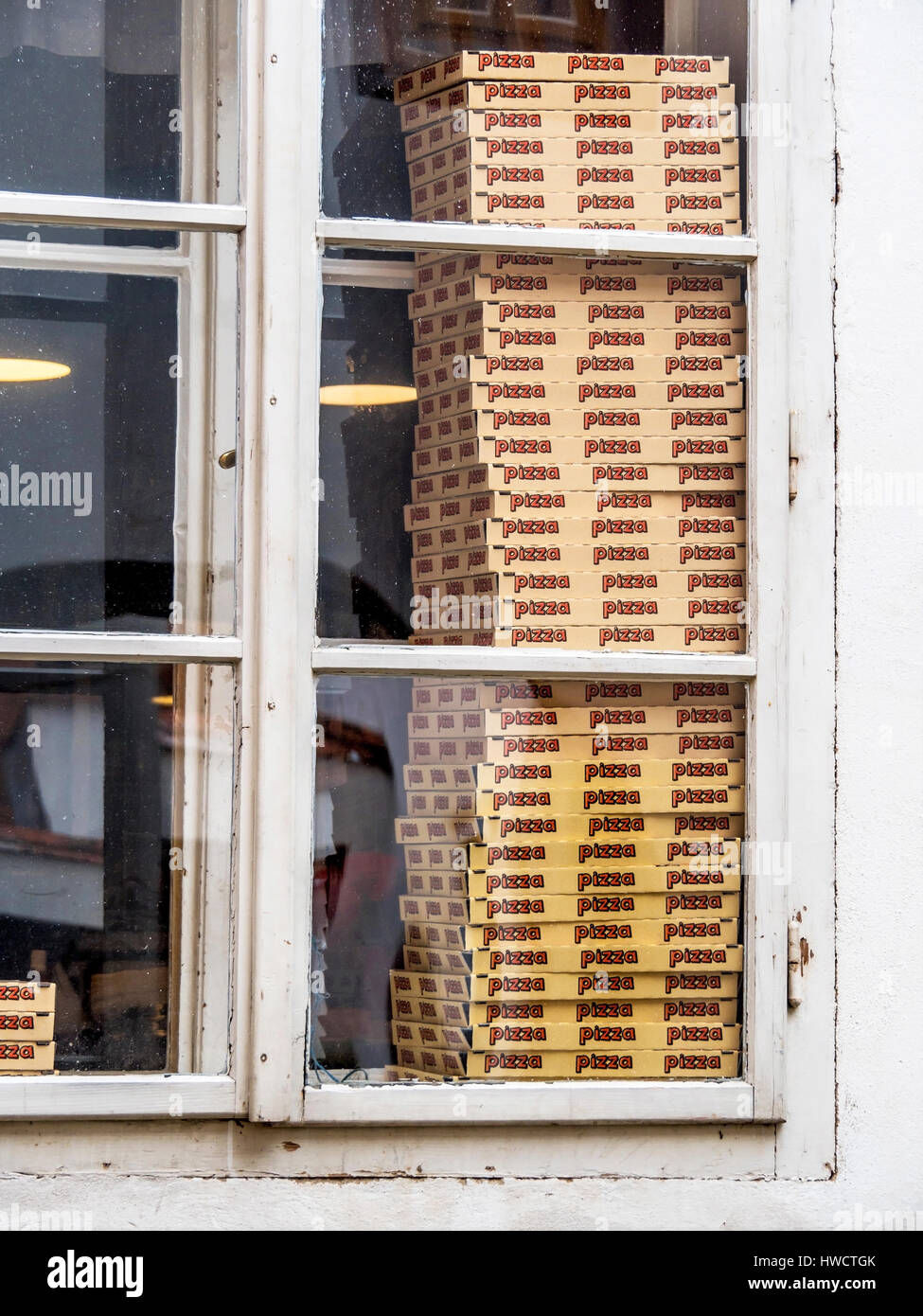 In a pizzeria boxes wait for pizza for her delivery., In einer Pizzeria warten Schachteln für Pizza auf ihre Auslieferung. Stock Photo