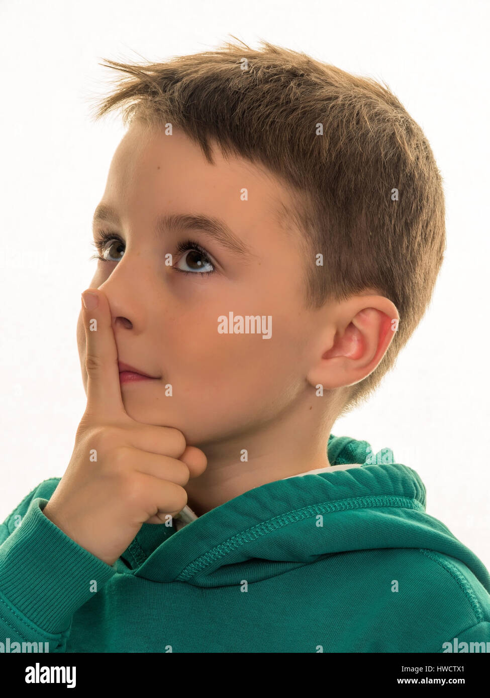 A boy thinks. Pensive or curious child., Ein Bub denkt nach. Nachdenkliches oder neugieriges Kind. Stock Photo