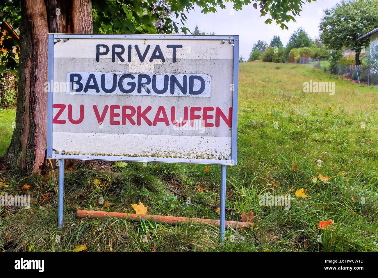 Sign with the label: To sell development site, Schild mit der Aufschrift: Baugrund zu verkaufen Stock Photo
