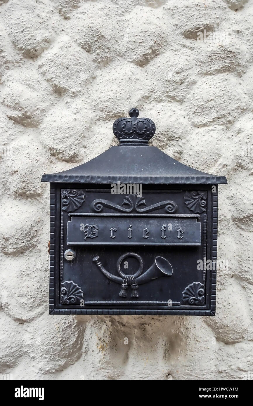 A letter-box in a Huasmauer waits for incoming letters, Ein Postkasten an einer Huasmauer wartet auf ankommende Briefe Stock Photo