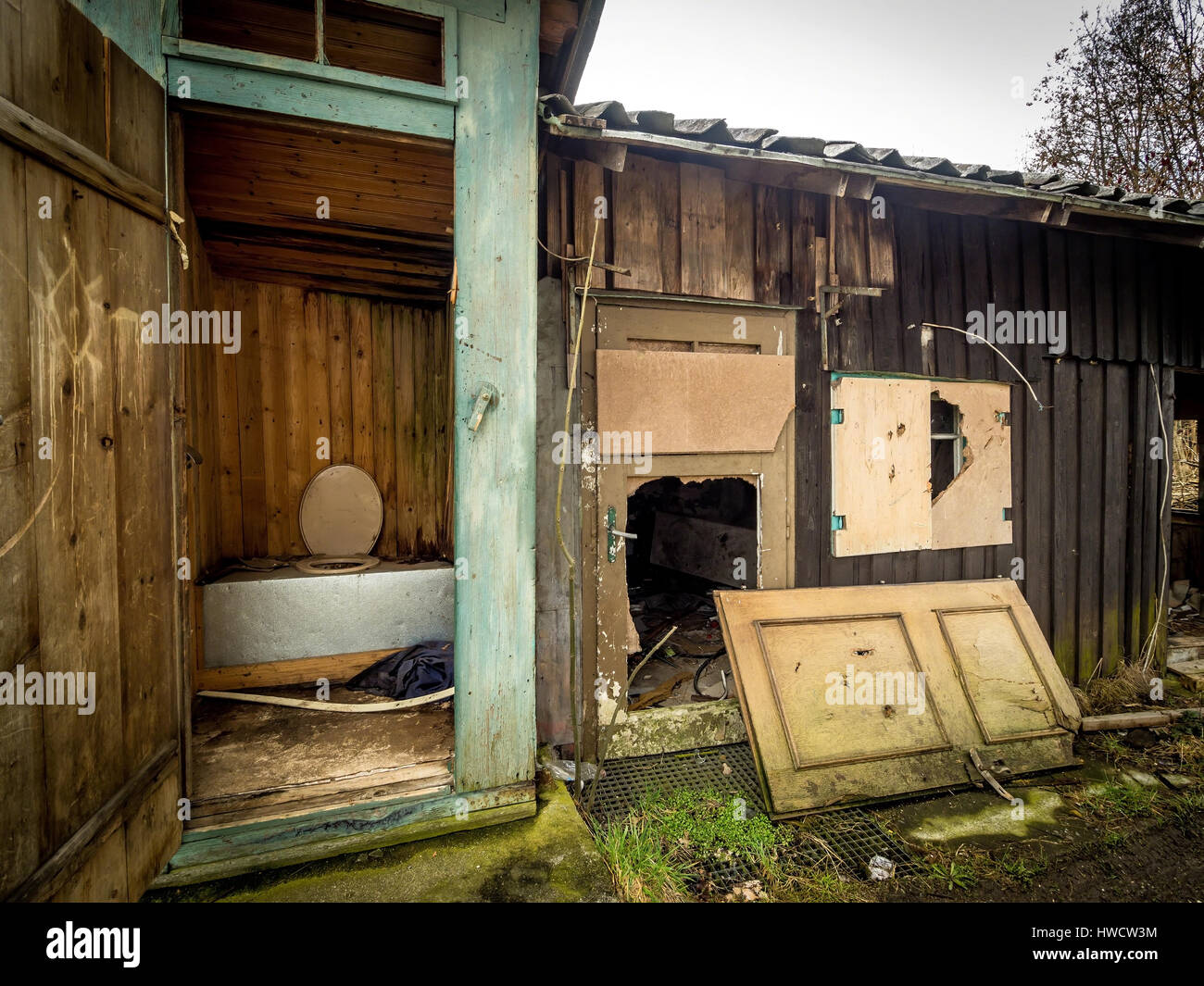 Toilet outside in old, desolate house., Toilette im Freien in einem alte, verlassenen Haus. Stock Photo