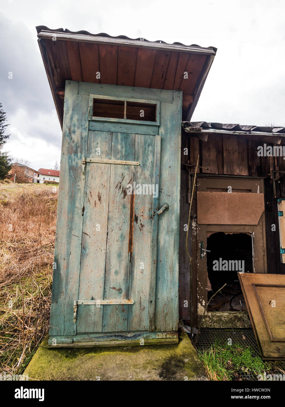 Toilet outside in old, desolate house., Toilette im Freien in einem alte, verlassenen Haus. Stock Photo