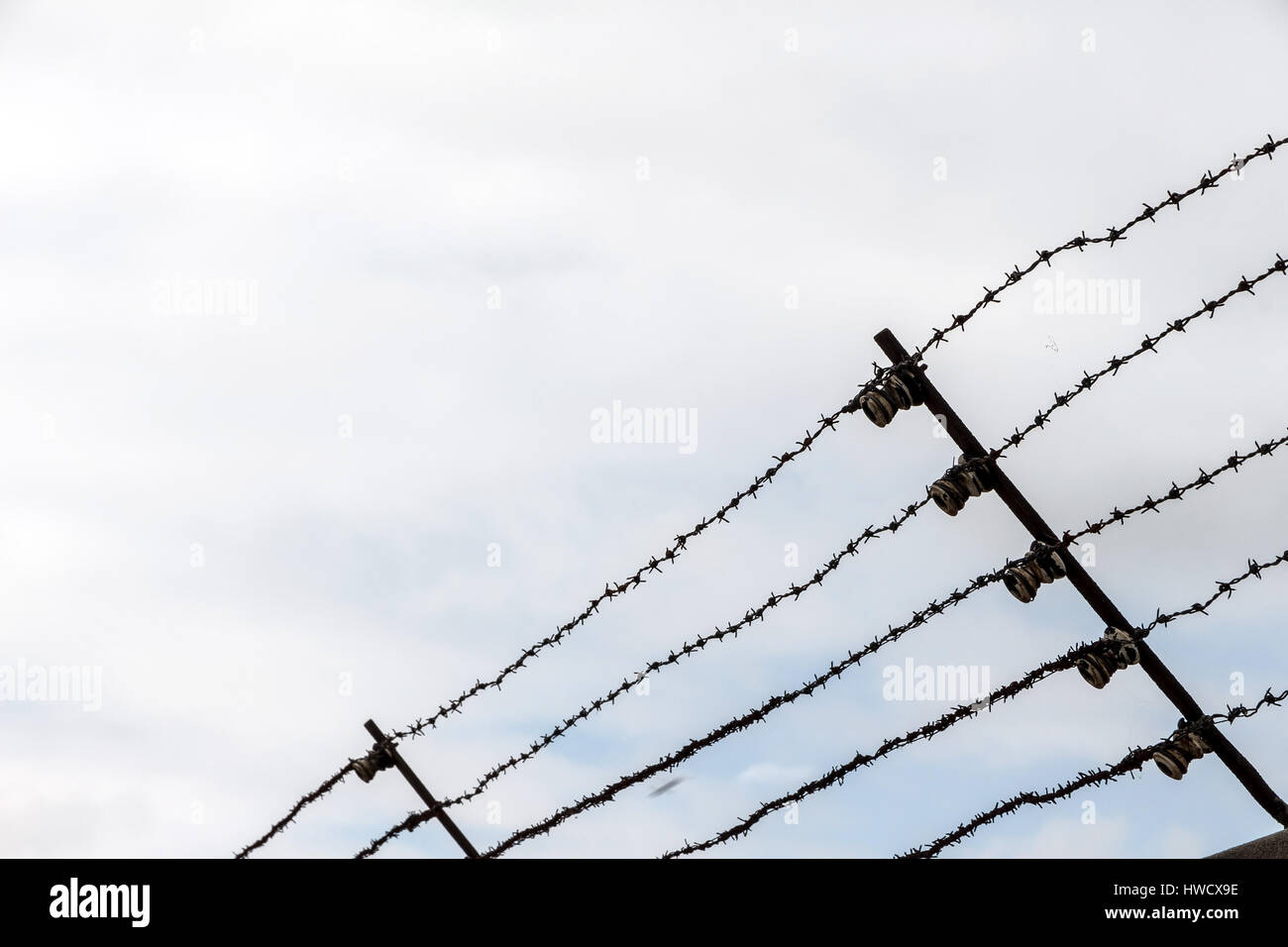 Barbed wire imKonzentrationslager Mauthausen in Austria. Concentration camp of the step III from 1938 to 1945, Stacheldraht imKonzentrationslager Maut Stock Photo