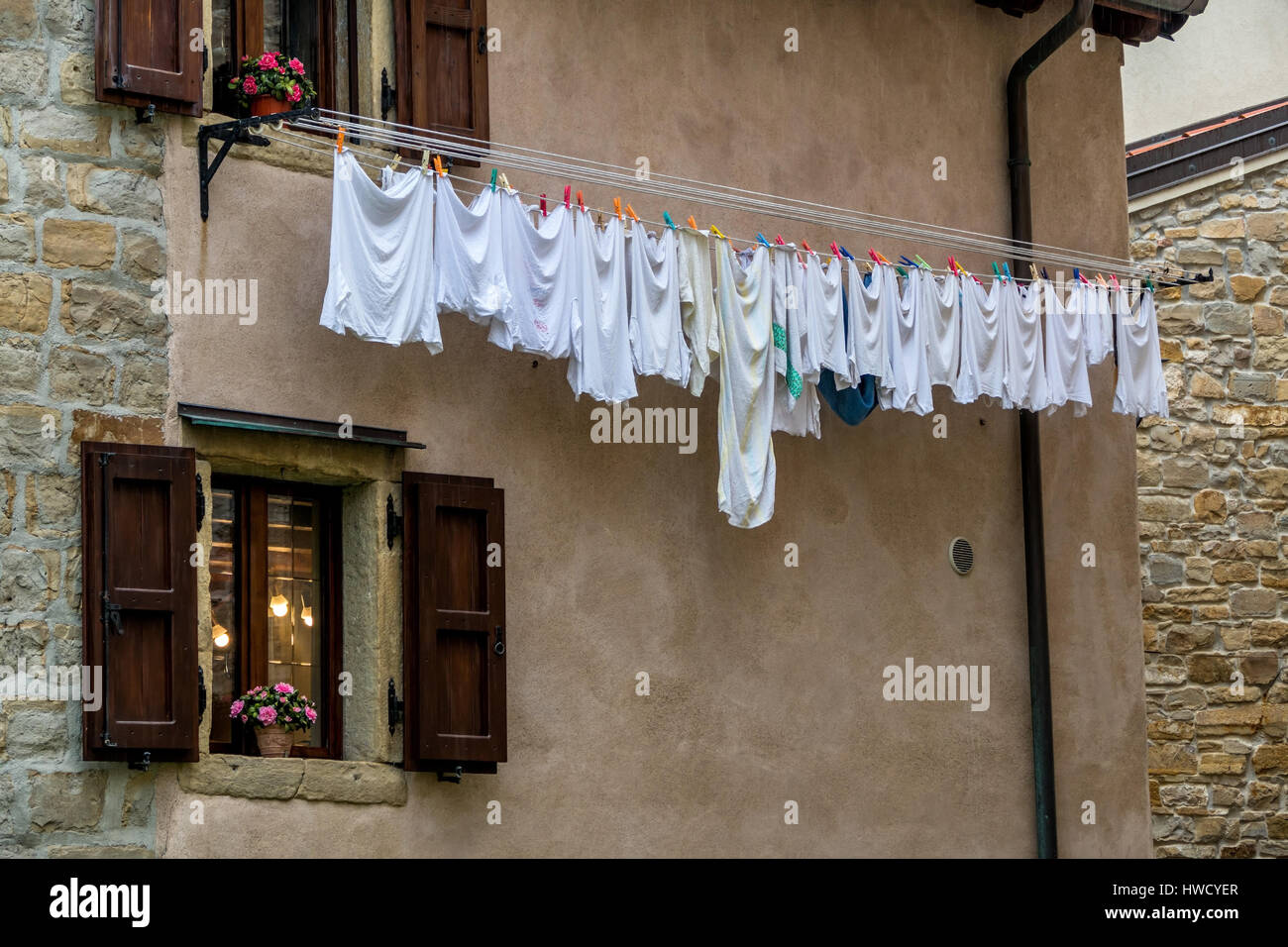 In Trieste, Italy the laundry hangs in typical manner to the dry before the window., In Triest, Italien hängt die Wäsche in typischer Weise zum Trockn Stock Photo