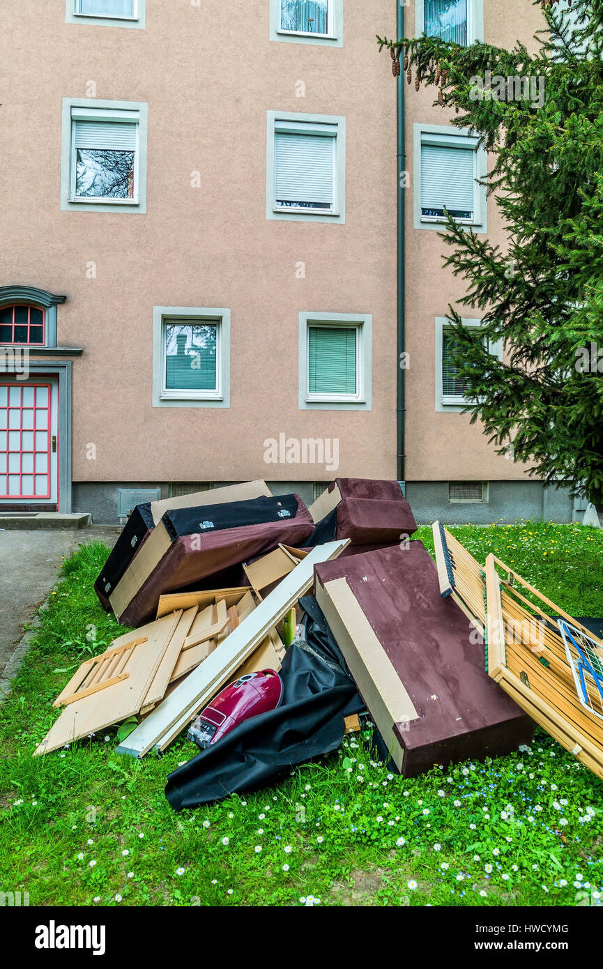 After a move in a new flat the old pieces of furniture wait as a bulky refuse for the garbage disposal., Nach einem Umzug in eine neue Wohnung warten  Stock Photo