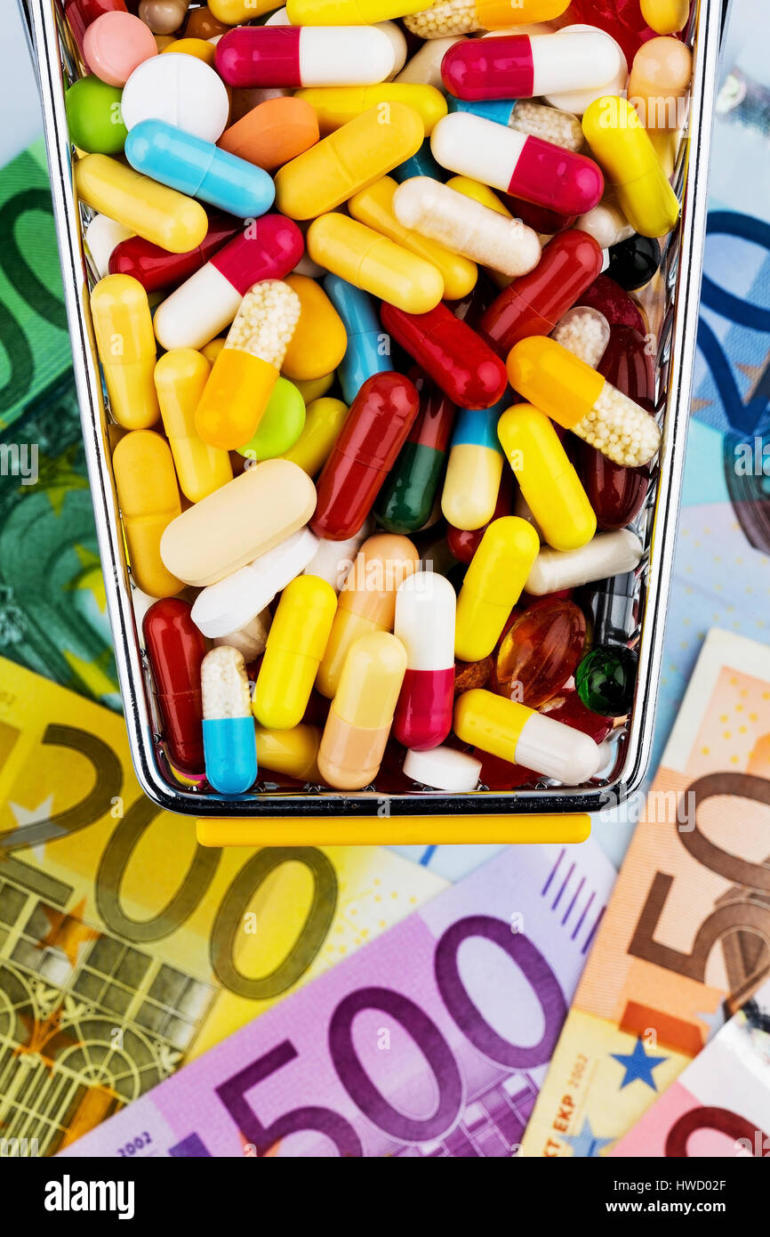 Tablets, shopping carts, euronotes, symbolic photo for Pharmazeutika, health insurance schemes, costs in the health service, Tabletten, Einkaufswagen, Stock Photo