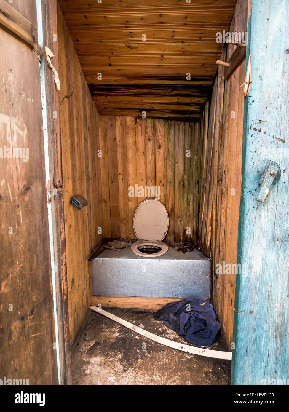 Toilet outside in old, desolate house., Toilette im Freien in einem alte, verlassenen Haus. Stock Photo