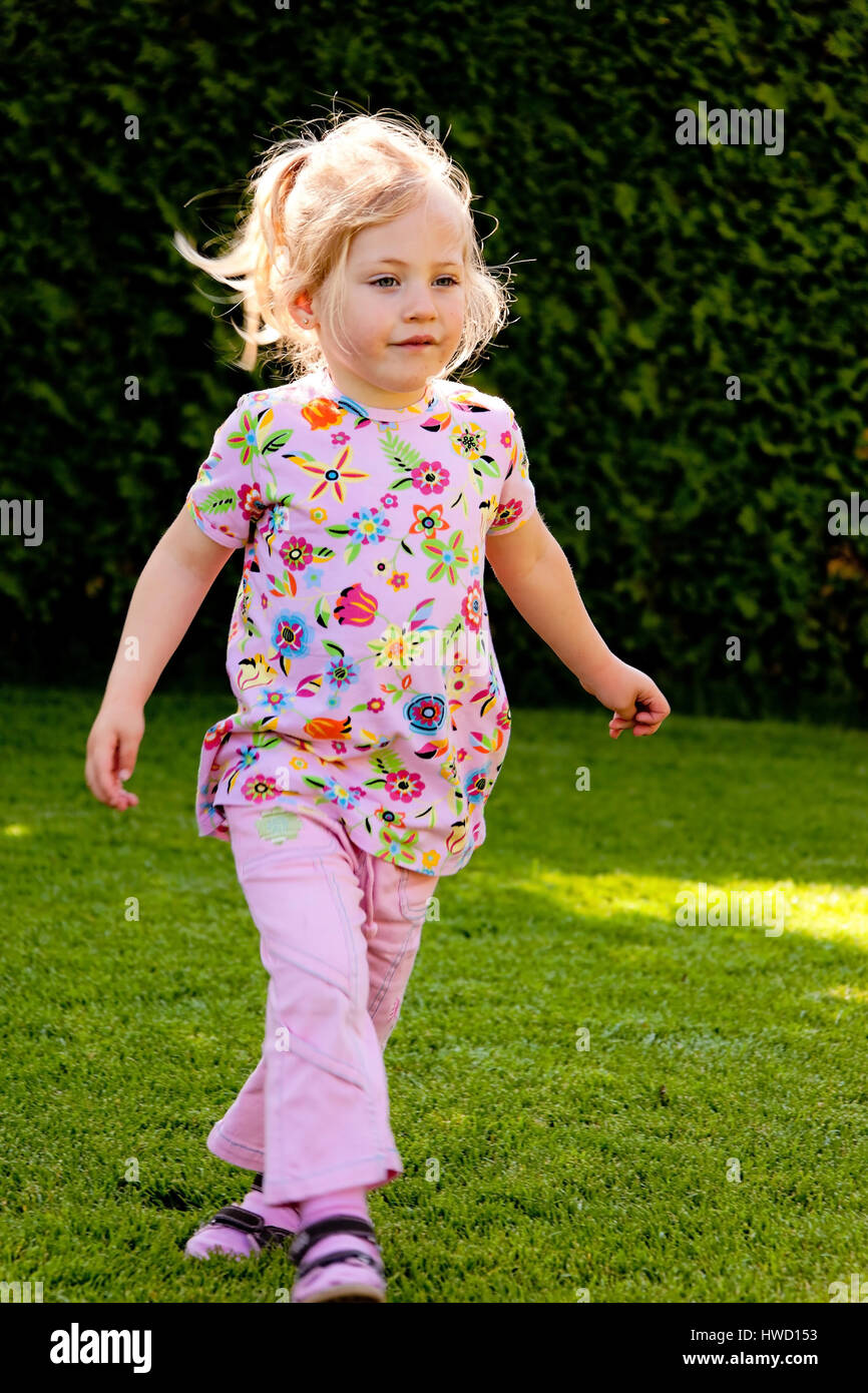 Amusing blond girl in the garden, 4-5 years old, Lustiges blondes Maedchen im Garten, 4-5 Jahre alt Stock Photo