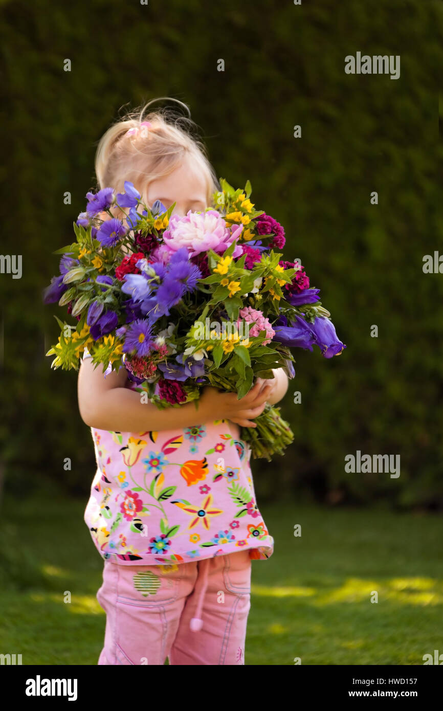 Amusing Blond Girl In The Garden 4 5 Years Old Lustiges Blondes