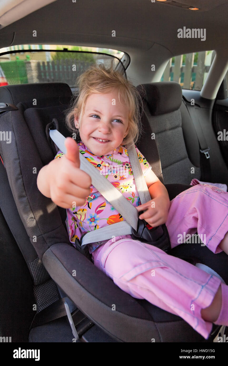 Small child sit in the child seat in the car, Kleines Kind sitz im