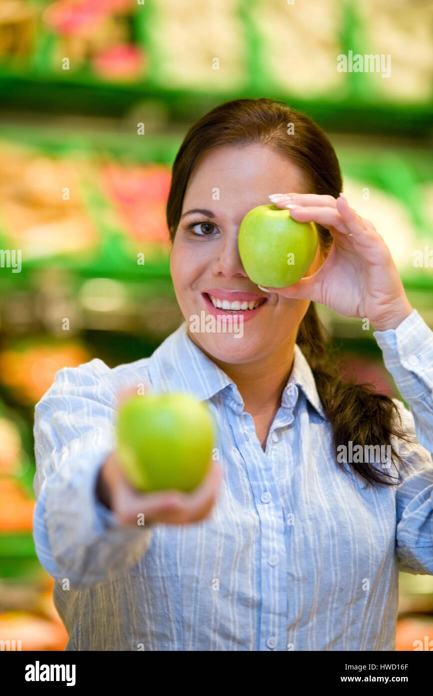 Woman goes for shopping at the supermarket, Frau geht Einkaufen im Supermarkt Stock Photo