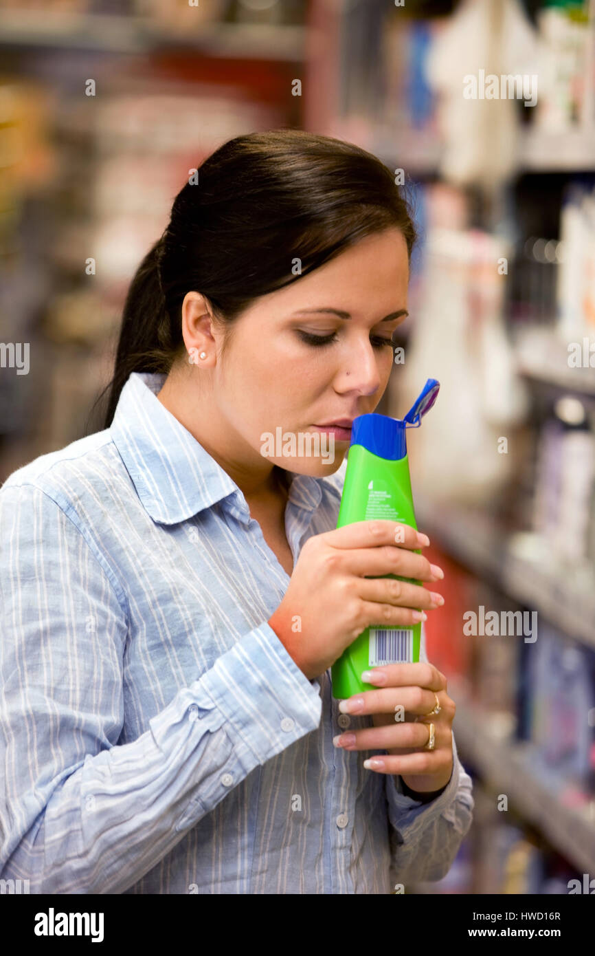 Woman goes for shopping at the supermarket, Frau geht Einkaufen im Supermarkt Stock Photo