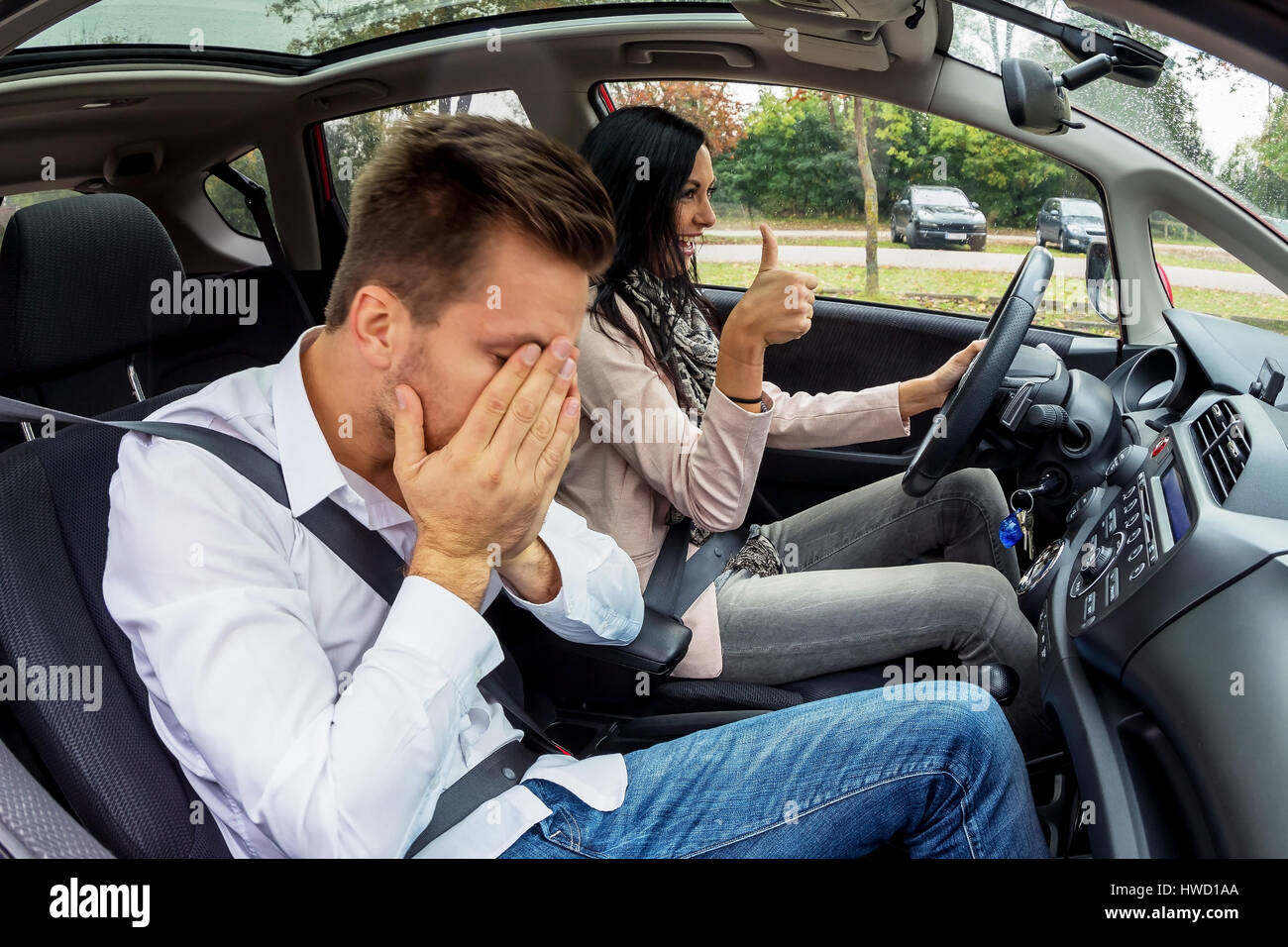 A pair goes in a car, Ein Paar fährt in einem Auto Stock Photo Alamy